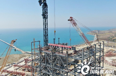 06ef99c890ccef8da66ef63bfd8d7a32 中国能建设计建设土耳其胡努特鲁电站1号锅炉大板梁起头吊装